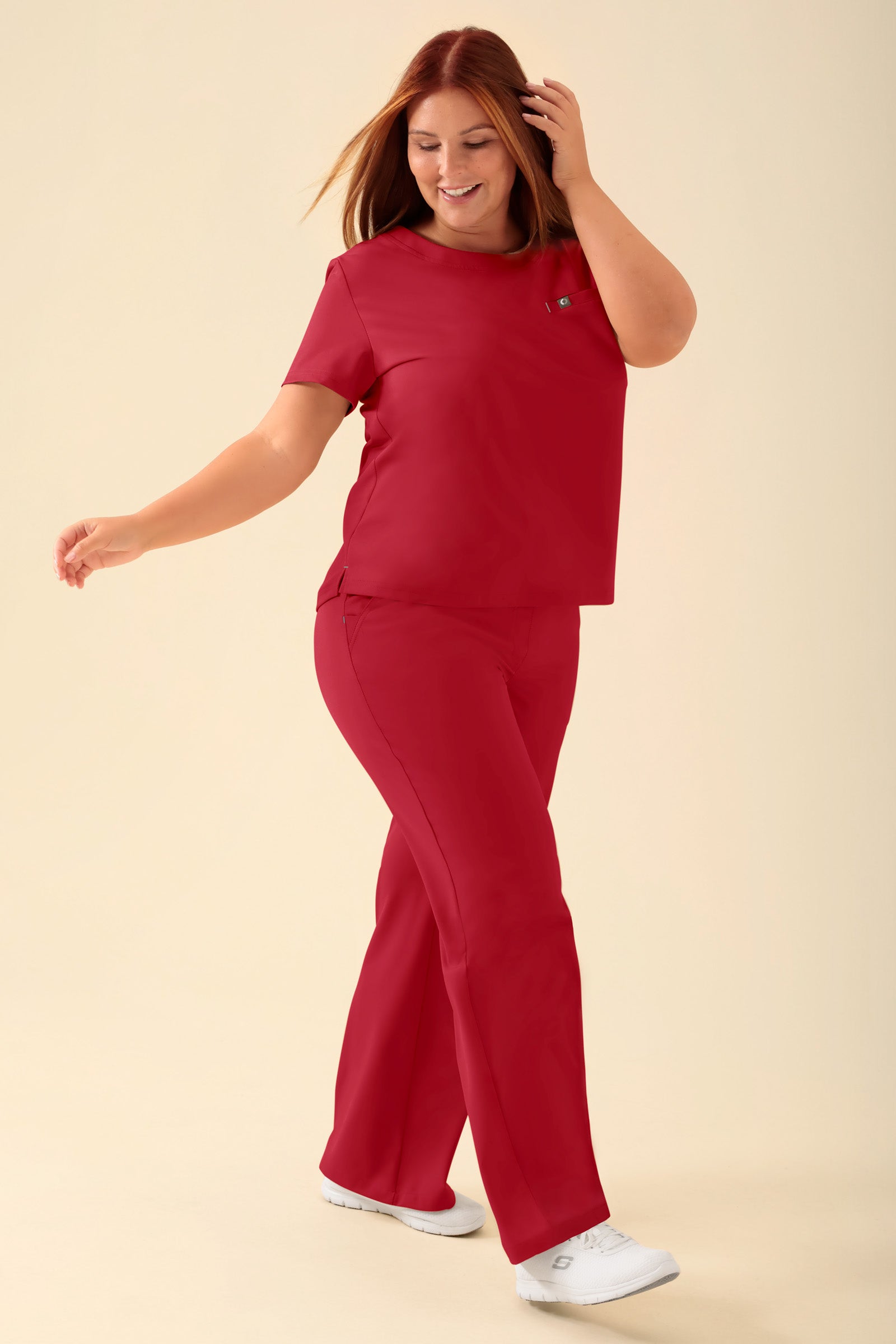 KAERE Shirt Damen - Rundhalsausschnitt rot, Vorderansicht Das Model ist 173 cm groß und trägt Größe XL