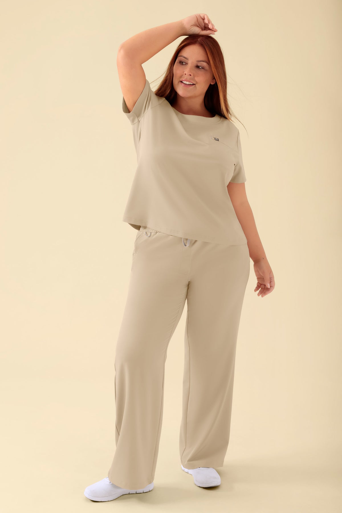 KAERE Shirt Damen - Rundhalsausschnitt sand, Vorderansicht Das Model ist 173 cm groß und trägt Größe XL
