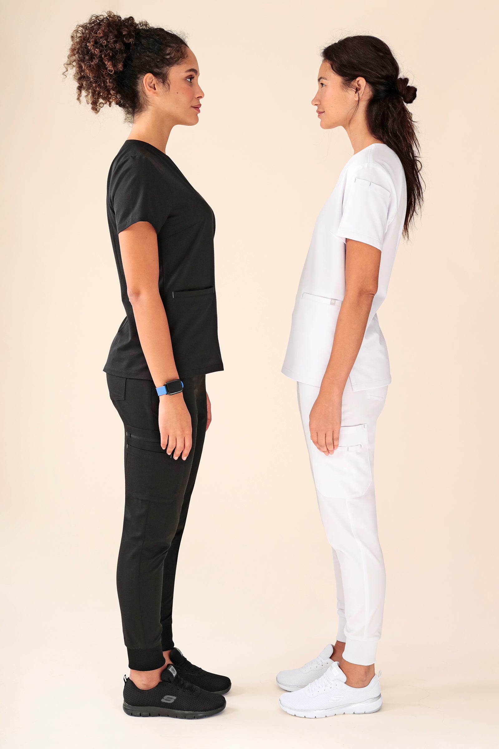 KAERE Hose Damen - Saumbündchen mit Beintaschen schwarz, Vorderansicht 