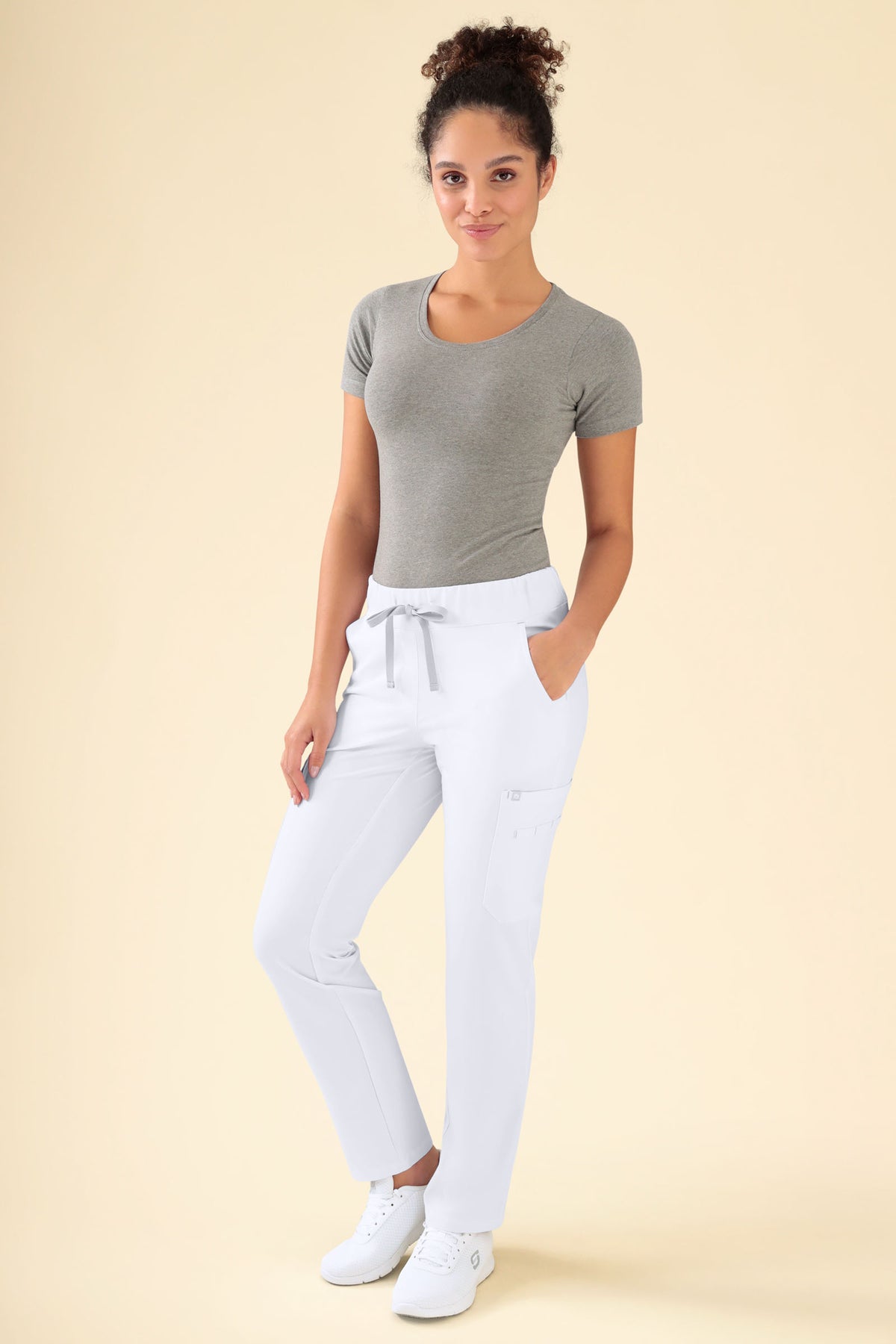KAERE Hose Damen - gerader Saum mit Beintaschen weiß, Vorderansicht Das Model ist 176 cm groß und trägt Größe S