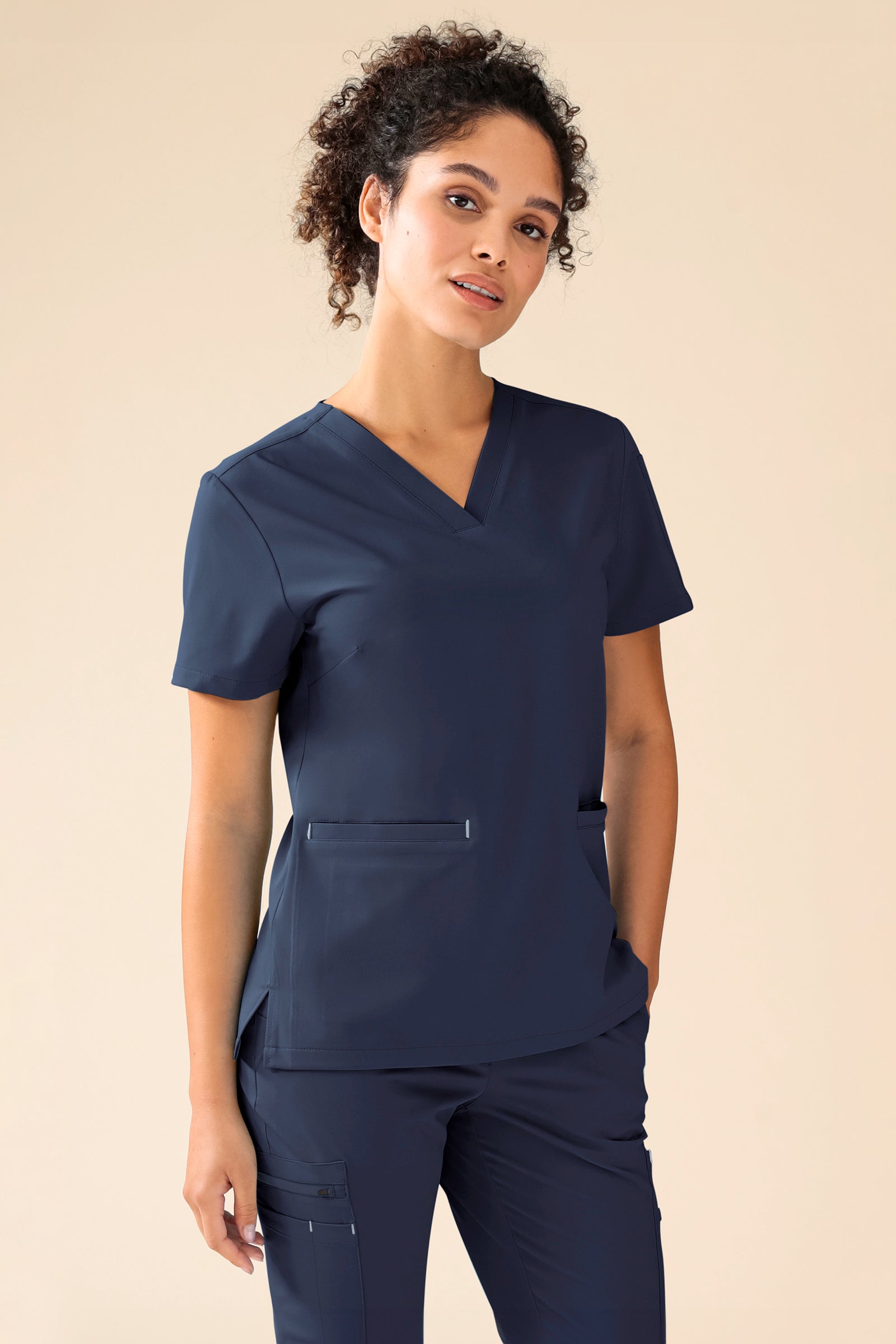 KAERE Schlupfkasack Damen - V-Ausschnitt navy, Vorderansicht Das Model ist 176 cm groß und trägt Größe S