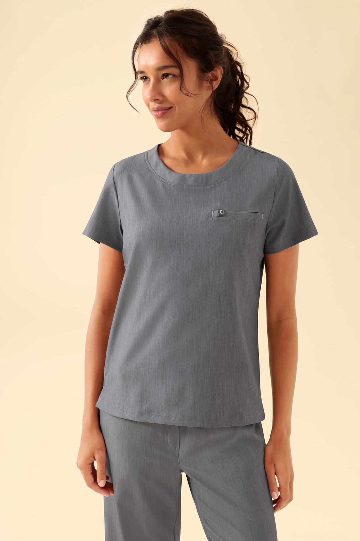 KAERE Shirt Damen - Rundhalsausschnitt grau melange, Vorderansicht Das Model ist 176 cm groß und trägt Größe S