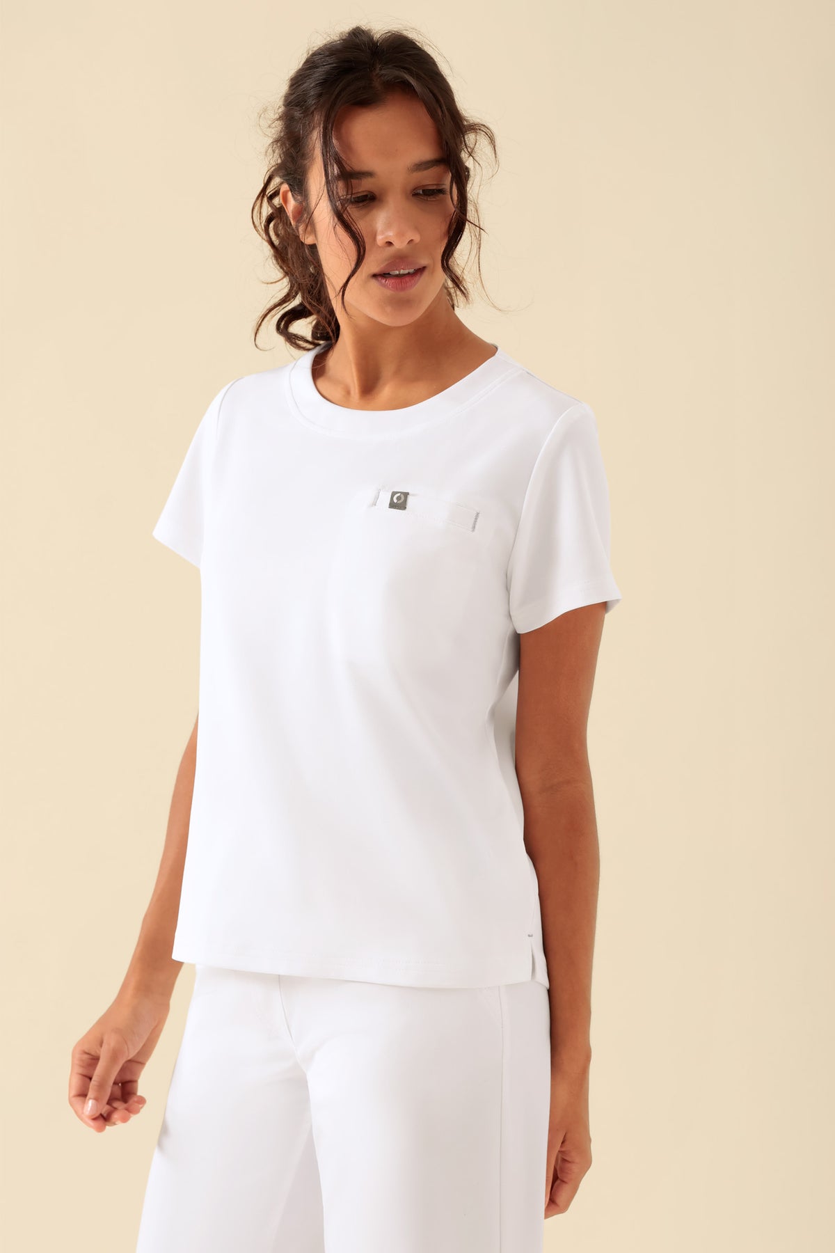 KAERE Shirt Damen - Rundhalsausschnitt weiß, Vorderansicht Das Model ist 176 cm groß und trägt Größe S