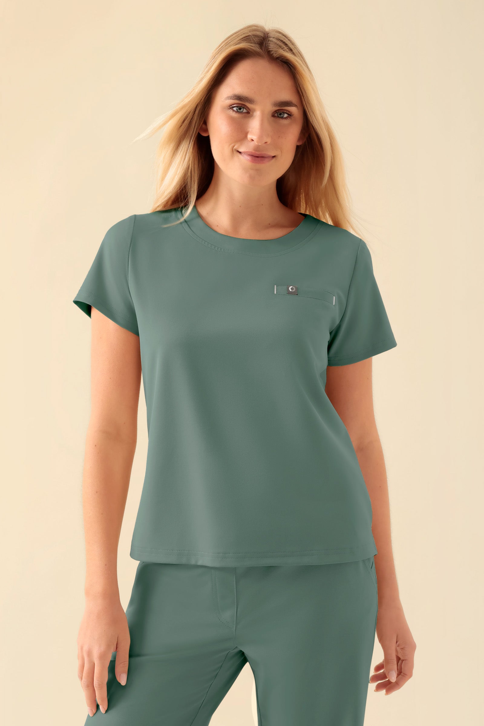 KAERE Shirt Damen - Rundhalsausschnitt dunkelgrün, Vorderansicht Das Model ist 177 cm groß und trägt Größe S