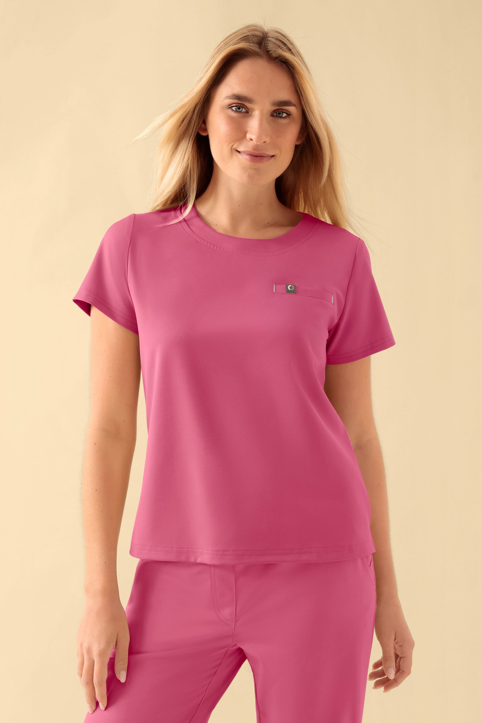 KAERE Shirt Damen - Rundhalsausschnitt rosenholz, Vorderansicht Das Model ist 177 cm groß und trägt Größe S